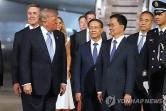 2026년 5월 13일 중국 베이징 서우두 공항에 도착한 도널드 트럼프 미국 대통령이 영접을 나온 한정 중국 국가부주석과 함께 대화를 나누고 있다.(베이징 AP=연합뉴스)