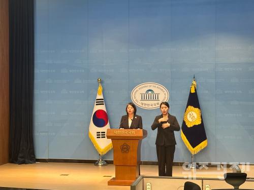 국회 소통관에서 기자회견 중인 용혜인 기본소득당 의원(사진=위즈경제)