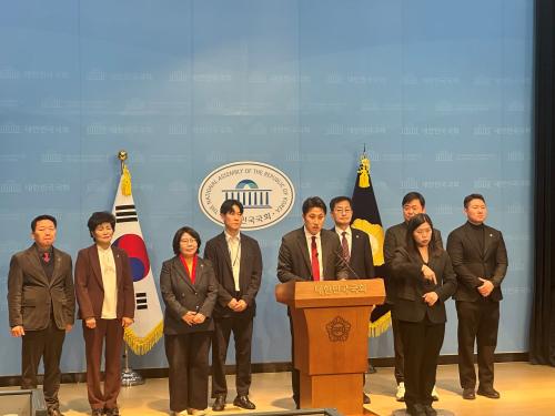 정부의 1기 신도시 재건축 정책 관련 기자회견 중인 분당갑 국민의힘 시도의원(사진=위즈경제)