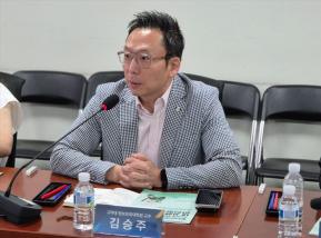 김승주 고려대학교 정보보호대학원 교수가 22일 국회의원회관 제3간담회의실에서 진행된 개인정보보호법 개정 정책 토론회에서 토론을 진행하고 있다. 사진=위즈경제