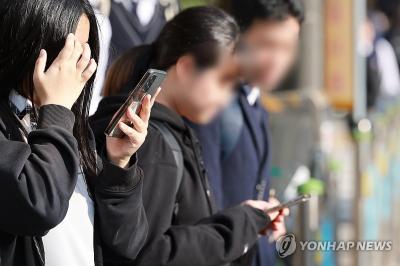 학생이 스마트폰 사용하는 모습(사진=연합)