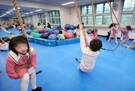 5일 오후 서울 아현초등학교 '늘봄학교' 프로그램 중 '세상의 모든 리듬' 에 참여한 학생들이 즐거운 시간을 보내고 있다. 사진=연합뉴스