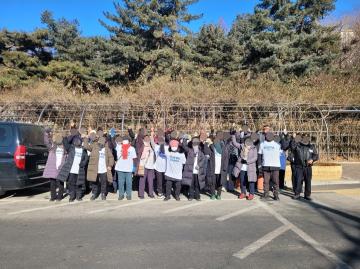 22일 오후, 서울중앙지방법원 앞에서 와콘 사기 사건 피해자들이 주범들에 대한 1심 선고 후 검찰 구형량에 비해 낮은 형량과 재판부의 일부 판단에 대해 강력한 항의의 뜻을 밝혔다. 사진=위즈경제