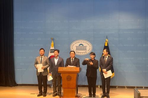 부울경 민주당 의원들이 29일 국회 소통관에서 빈대인 BNK금융지주 회장과 방성빈 부산은행장에 대한 사퇴를 촉구하는 기자회견을 개최하고 있다(사진=위즈경제)