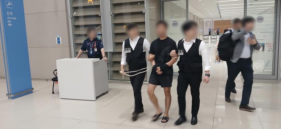 법무부는 웹사이트를 해킹해 총 380억 원 이상을 편취한 해킹 범죄조직 총책을 태국 방콕에서 인천공항으로 송환했다고 22일 밝혔다.  (사진=법무부)