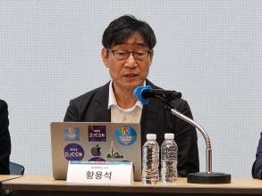 황용석 건국대학교 미디어커뮤니케이션학과 교수가 22일 서울 중구 포스트타워에서 진행된 '플랫폼 산업 경쟁력 강화를 위한 전략 과제' 세미나에서 토론을 진행하고 있다. 사진=위즈경제