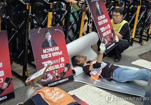 전국장애인차별철폐연대(전장연) 회원들이 18일 서울 중구 한국재정정보원 앞에서 '포체투지'를 벌이고 있다. 사진=연합뉴스