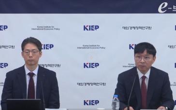 윤상하 대외경제정책연구원 국제거시금융실장(왼쪽)과 이시욱 대외경제정책연구원장이 12일 정부세종청사 재정경제부 브리핑실에서 '2026년 세계 경제전망 업데이트'를 발표하고 있다. (사진=e브리핑 영상 갈무리)