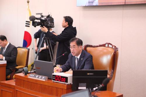 제9차 국토교통위원회 전체회의에서 발언 중인 맹성규 국토교통위원회 위원장(사진=위즈경제)