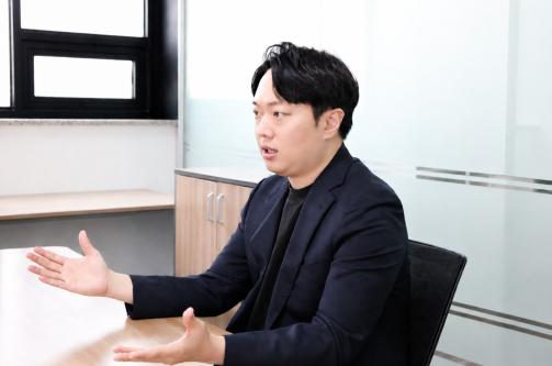 글로벌 보안 솔루션 기업 노드VPN의 황성호 지사장이 지난 28일 마포구에 위치한 위즈경제 본사에서 진행된 인터뷰에서 기자의 질문에 답하고 있다. 사진=위즈경제