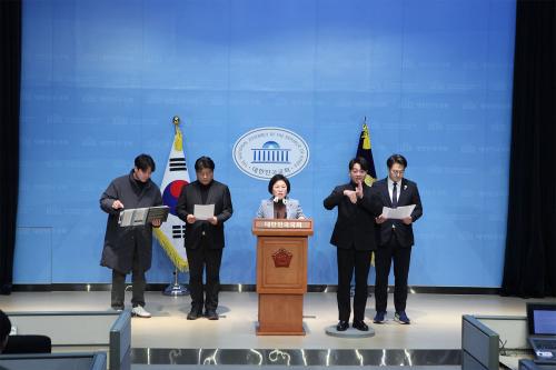 13일 국회 소통관에서 열린 더불어민주당 국민소통위원회 기자회견(사진=위즈경제)