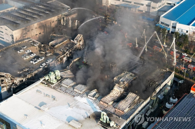 20일 오후 대전 대덕구 문평동 한 자동차부품 제조 공장에서 불이나 소방 당국이 진화에 나서고 있다.(사진=연합)