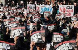 29일 경주역 폐역에서 민주노총 주최로 열린 경제 수탈 일자리 파괴 트럼프 방한 반대 결의대회에서 참가자들이 구호를 외치고 있다. (사진=연합뉴스)