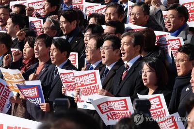 이재명 대표와 조국 대표를 비롯한 야권 인사들이 '비상시국대회'에서 구호를 외치고 있다. (사진=연합뉴스)