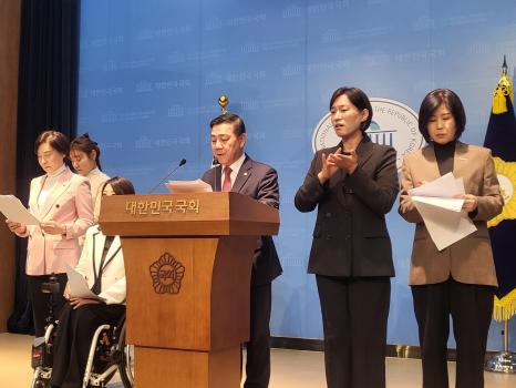 백종원 국민의힘(보건복지위 소속)의원이 26일 국회 소통관에서 정은경 보건복지부 장관의 사퇴를 촉구하는 성명서를 발표하고 있다. 사진=위즈경제