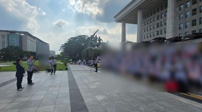 국민의힘 김기현 의원과 조배숙 의원이 지난해 8월 국회본청 계단 앞에서 열린 조직사기특별법 대집회에 참석해 특별법 제정의 당위성을 역설하고 있다. 사진=한국사기예방국민회