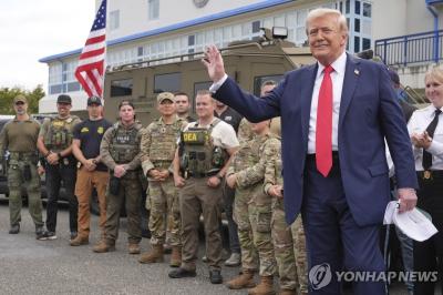 미국 워싱턴DC에 투입된 주방위군들과 다른 기관들의 법집행 요원들을 격려하는 도널드 트럼프 미국 대통령 (사진 =연합뉴스)