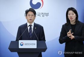 29일 서울 종로구 정부서울청사에서 7만6천700호 규모의 주택을 공급하는 신규 공공택지 추진계획을 발표하고 있는 홍지선 국토교통부 장관. (사진=연합)