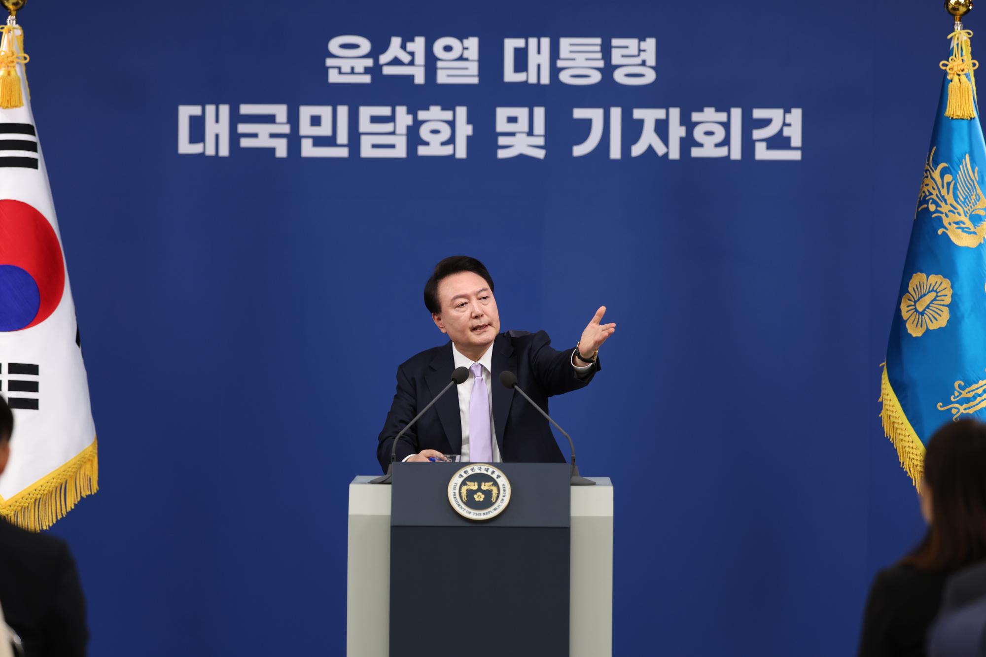 어제(7일) 기자회견에서 윤 대통령이 기자에게 질문 기회를 주고 있다 (사진=연합뉴스)