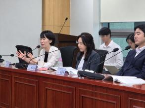 서나윤 금융위원회 가상자산과 과장이 11일 국회의원회관 제8간담회의실에서 진행된 '인공지능(AI) 시대, 디지털 신뢰 인프라 구축과 블록체인 산업 진흥을 위한 국회 토론회'에서 종합토론을 진행하고 있다. 사진=위즈경제