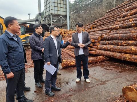 충북 제천시 목재산업단지를 방문한 산림청 (출처 = 산림청)