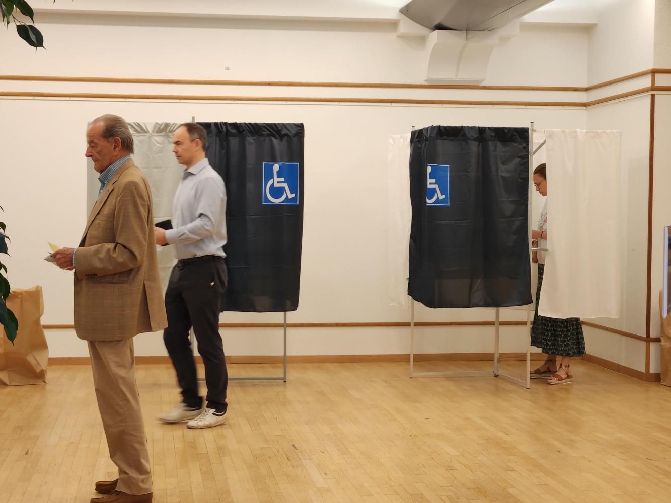 프랑스 조기 총선 1차 투표 당시 파리 8구 청사에 마련된 투표소에서 시민들이 투표하고 있는 모습 (사진 = 연합뉴스)