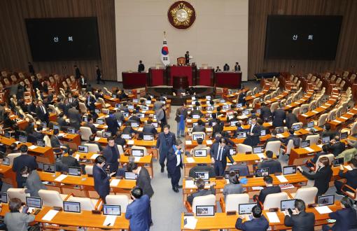 우원식 국회의장이 7일 오후 국회 본회의에서 윤석열 대통령의 탄핵소추안에 대해 의결 정족수 부족으로 '투표 불성립'을 선언하자 의원들이 나가고 있다. 사진=연합뉴스