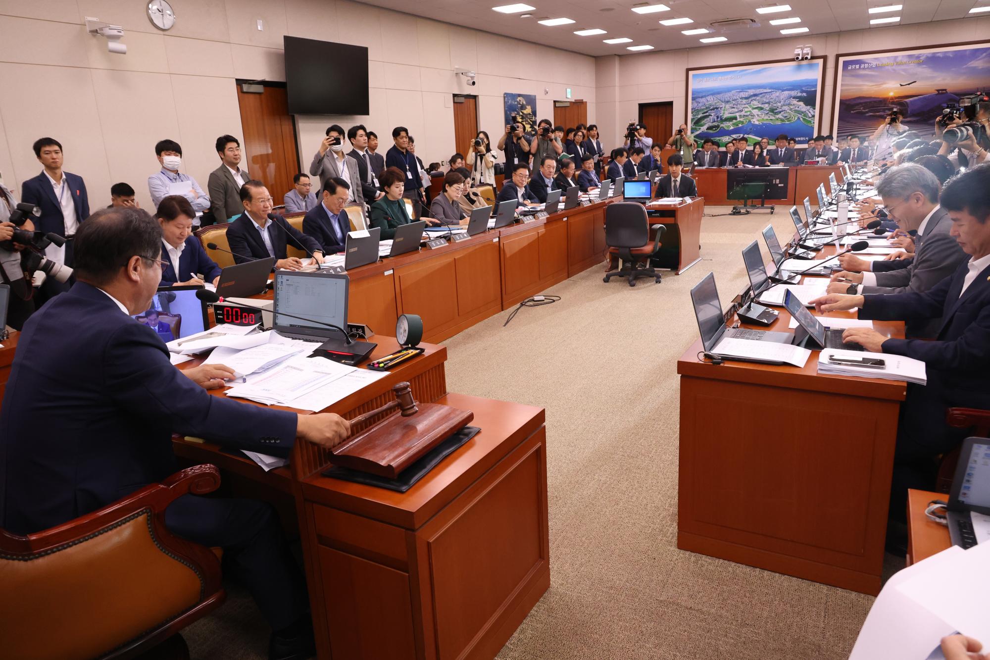 지난 21일 열린 국회 국토교통위원회에서 '전세사기피해자 지원 및 주거 안정에 관한 특별법 일부 개정법률안'을 심의하는 모습 (사진 = 연합뉴스)