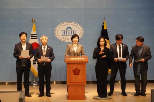 14일 국회 소통관 기자회견장에서 입장 발표하는 더불어민주당 부패·공익제보자 권익보호위원회. (사진=위즈경제)