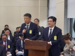 왼쪽부터 김광일 MBK파트너스 부회장, 김병주 MBK파트너스 회장. 사진=위즈경제