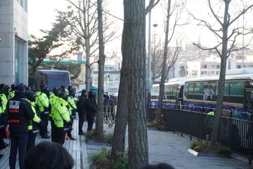 3일 대통령 관저로 들어가는 길목을 경찰이 지키고 있다. (사진=위즈경제)