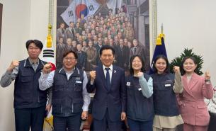 한국노동조합총연맹(위원장 김동명, 이하 한국노총), 교사노동조합연맹(위원장 이보미, 이하 교사노조연맹)과 공무원노동조합연맹(위원장 신동근, 이하 공무원연맹)은 30일 더불어민주당 정청래 당대표를 만나 ‘정치기본권 보장 6대 패키지 법안’의 조속한 통과와 향후 협의 체계를 두고 심도 있는 논의를 진행했다. 사진=교사노조